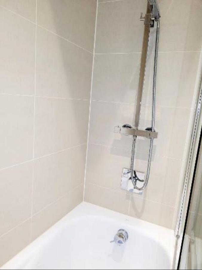 2 Bedroom Apt With 2 Comfortable King Size Beds, Free Private Parking, Easy Access To London West Byfleet Exterior photo