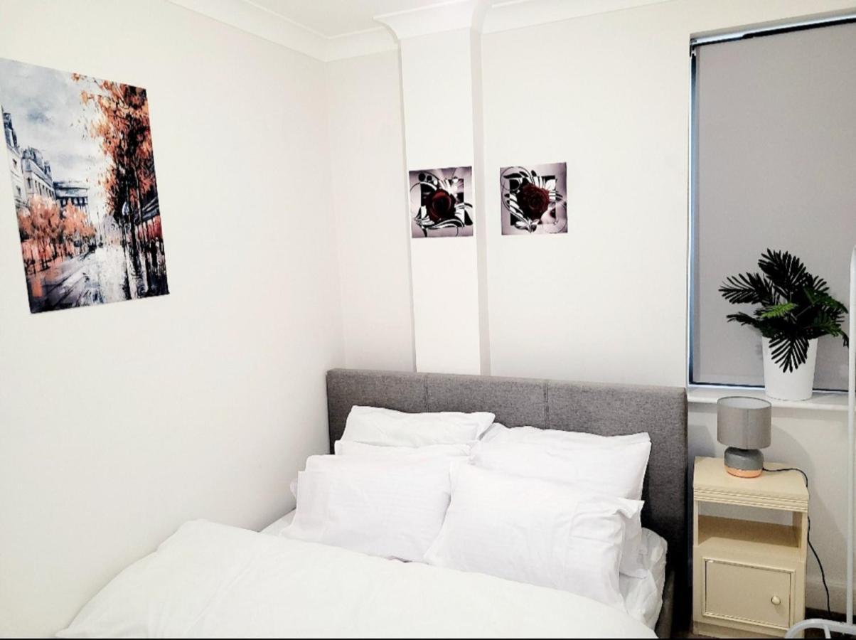 2 Bedroom Apt With 2 Comfortable King Size Beds, Free Private Parking, Easy Access To London West Byfleet Exterior photo