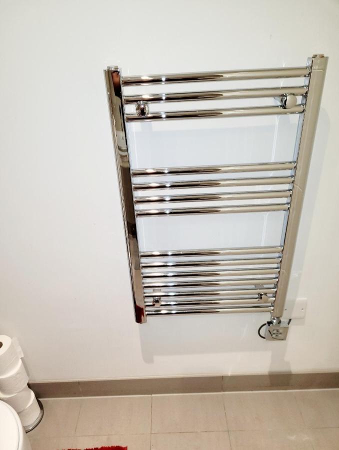 2 Bedroom Apt With 2 Comfortable King Size Beds, Free Private Parking, Easy Access To London West Byfleet Exterior photo