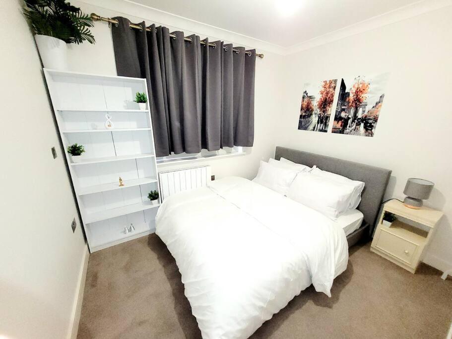 2 Bedroom Apt With 2 Comfortable King Size Beds, Free Private Parking, Easy Access To London West Byfleet Exterior photo